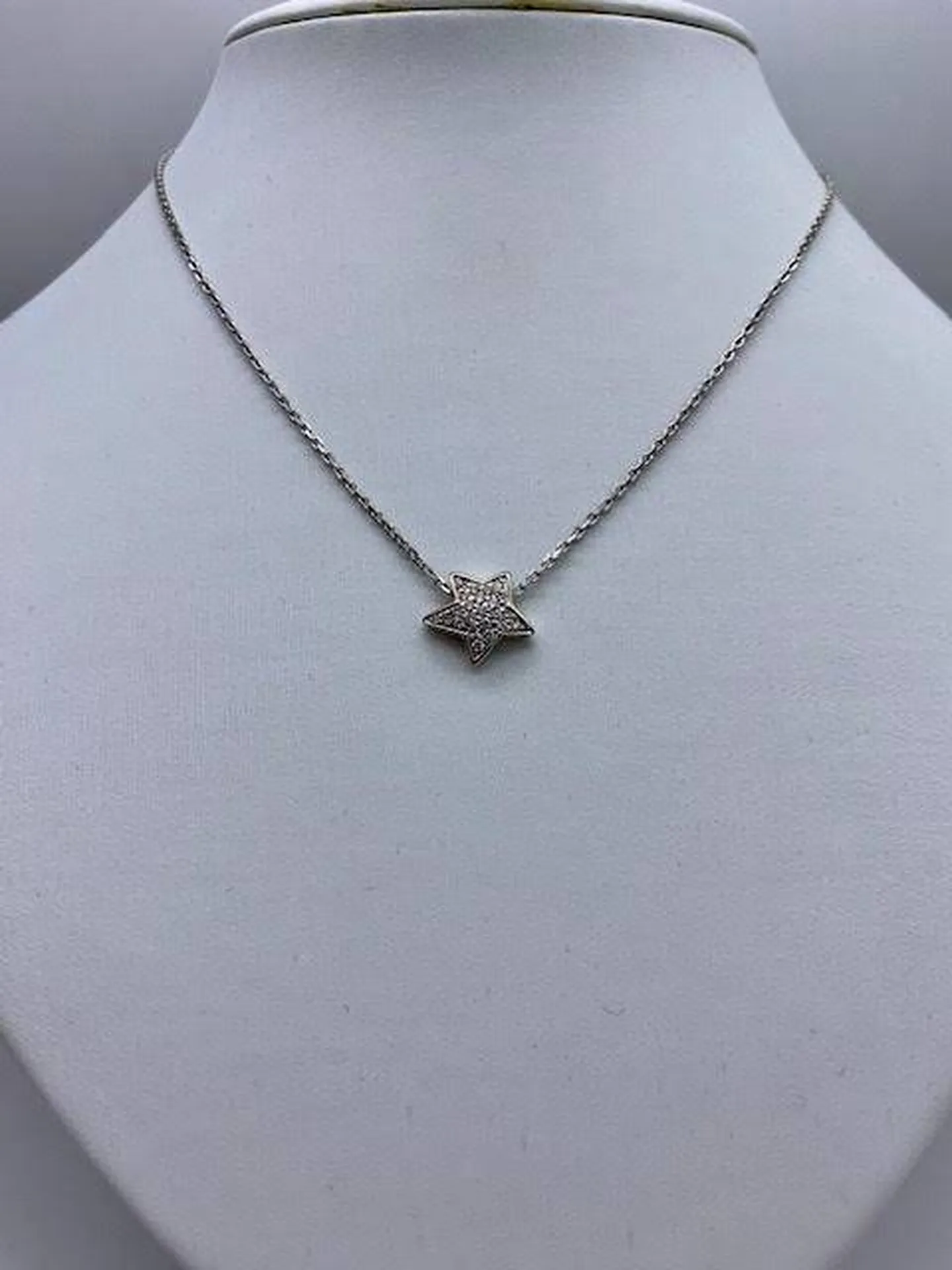 Étoile d'Élégance : Le Nouveau Bijou d'Or Blanc de la Bijouterie Or Ligne à La Teste de Buch en Gironde