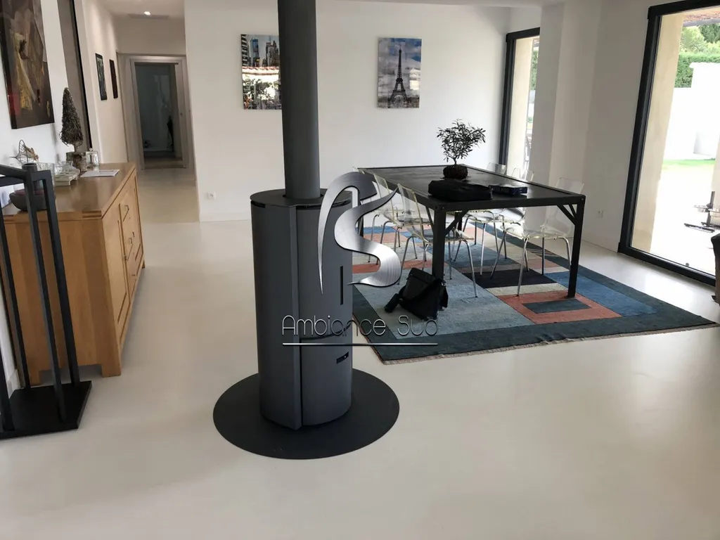 AMBIANCE SUD BETON CIRE COULE MAUSSANNE A COTE DE SALON