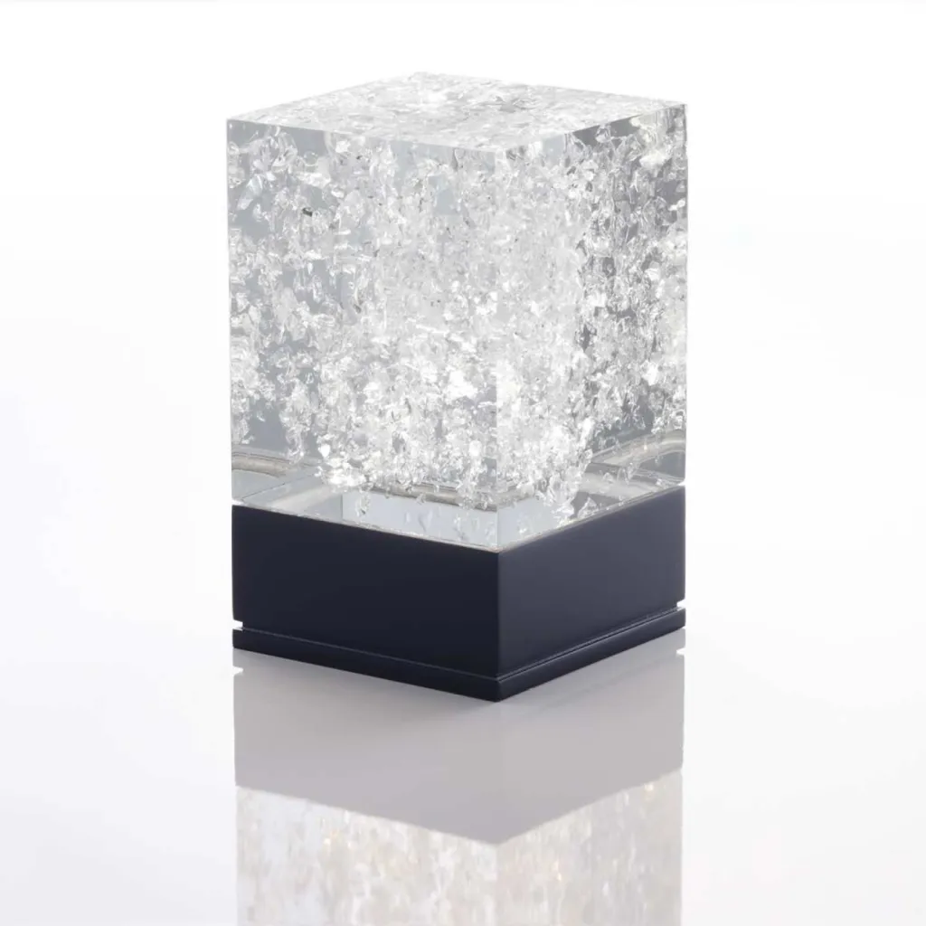 photo lampe design la D-cüb argent fond blanc socle noir