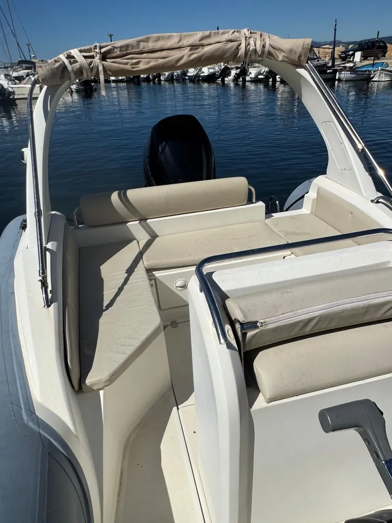Vente semi-rigide d’occasion Nuova Jolly King 720 Suzuki 250 CV à Six-Fours-les-Plages