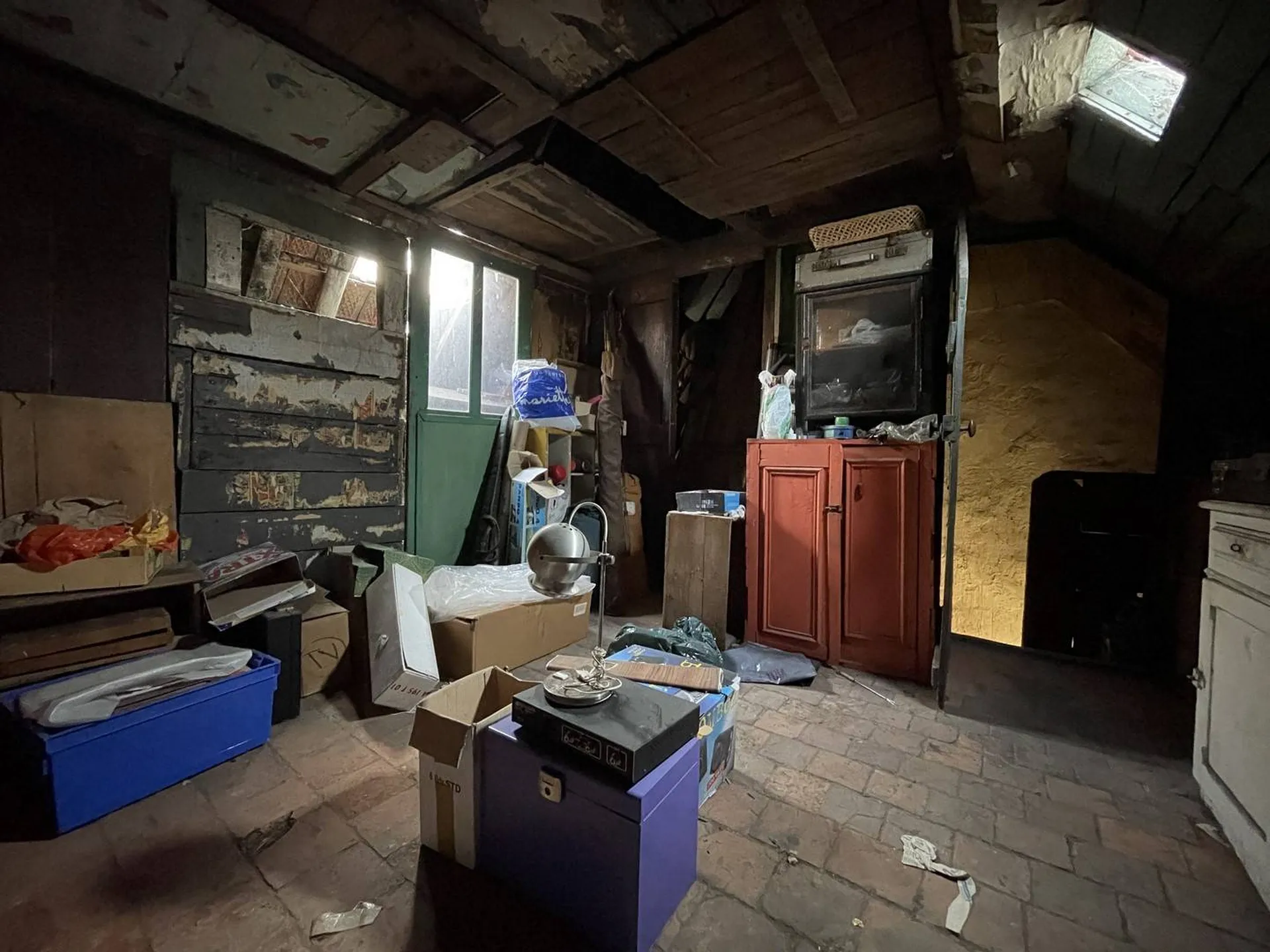 VENDU Maison de pêcheur en pierre et silex, mitoyenne et à rénover, d'environ 60m² sur 3 niveaux.  proche centre ville de Dieppe