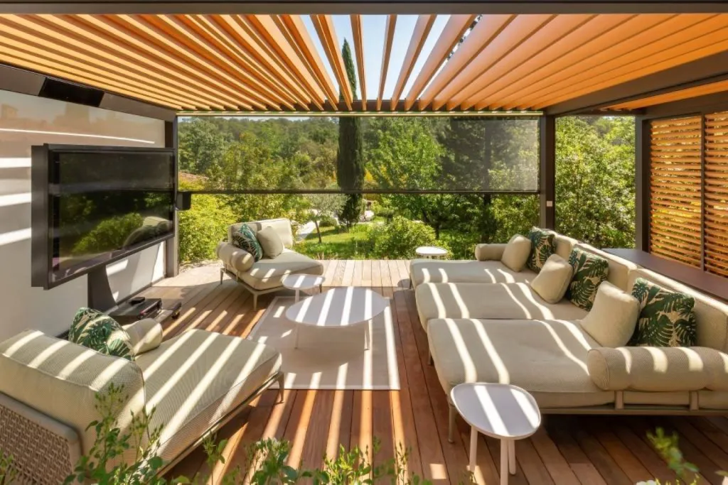 Pose parois persiennées pour fermer une pergola en aluminium à Aix en Provence