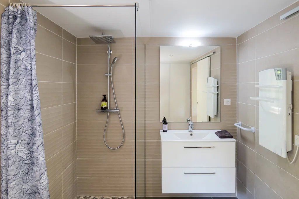 Gîte quatre personnes en Alsace avec salle de bain indépendante et jardin commun clos
