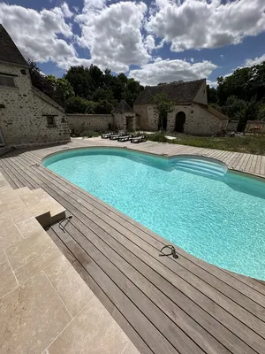 Rénovation des abords d’une piscine à Villemaréchal : terrasse bois, pierre du Sinaï et massifs paysagers