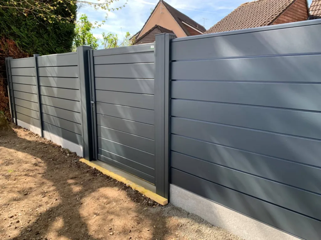 Pose de clôture métallique occultante Cloralisse à Pont Audemer 27