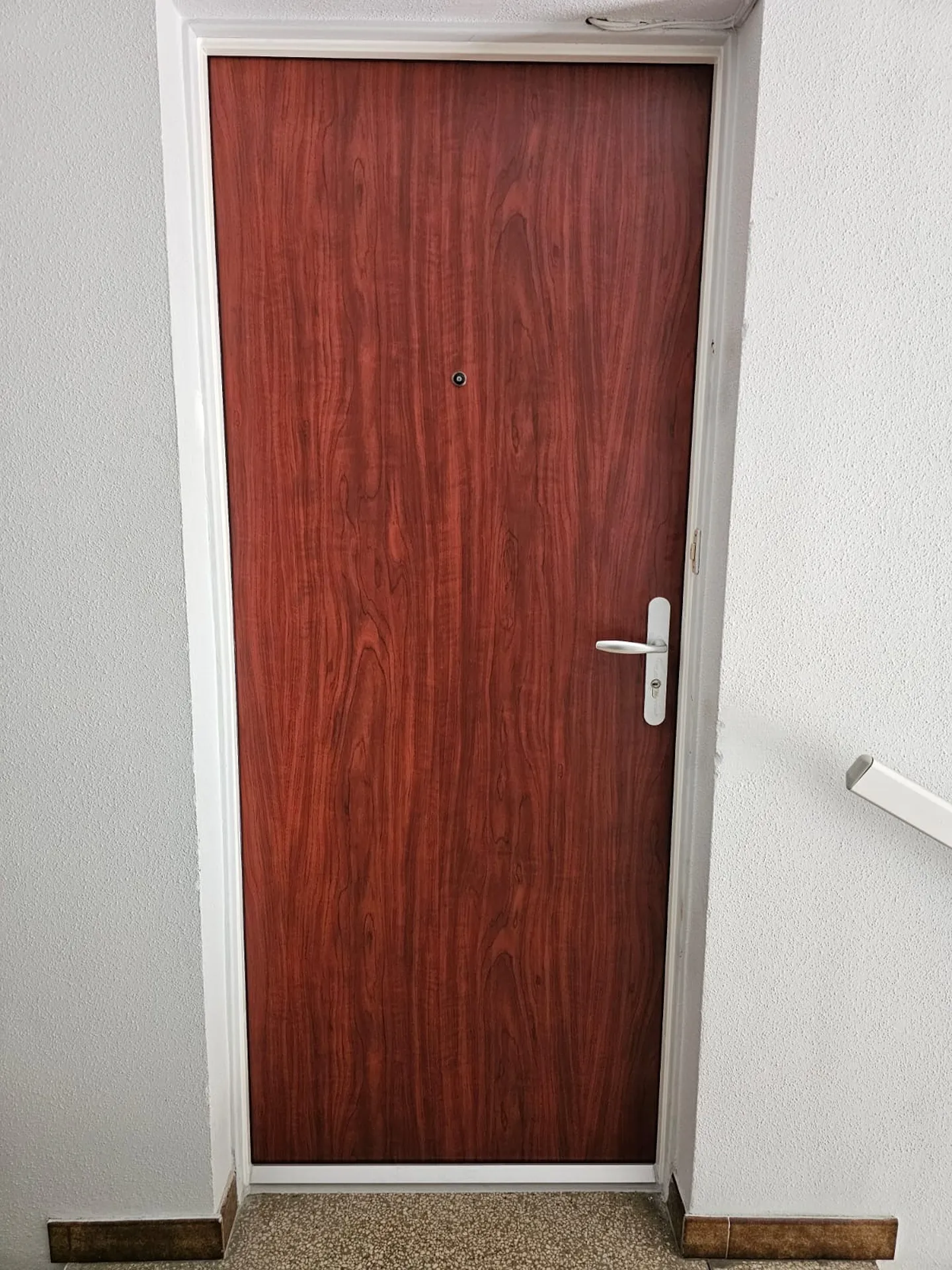 Rénovation d'une porte palière dans une résidence à Marignane