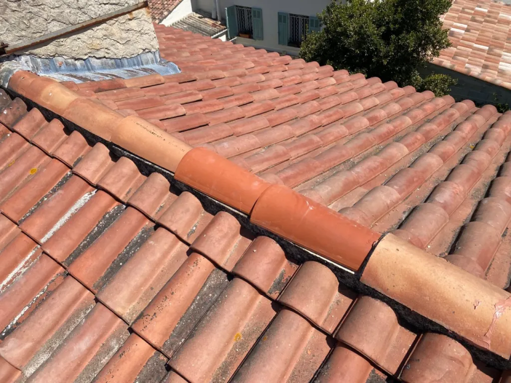 Réparation d’une toiture avec changement du tour de cheminée sur Marignane près de Martigues.