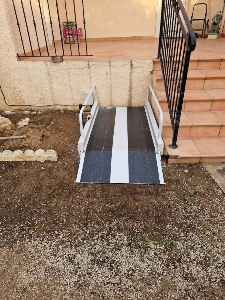 Depuis la terrasse, ce mini élévateur Liftboy est appelé via une radiocommande adaptée au handicap de Monsieur à Marignane près de Marseille