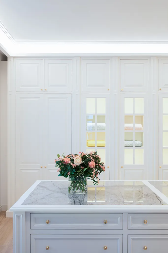 Détails de dressing sur mesure avec matériaux nobles et finitions soignées, projet d’architecture intérieure haut de gamme