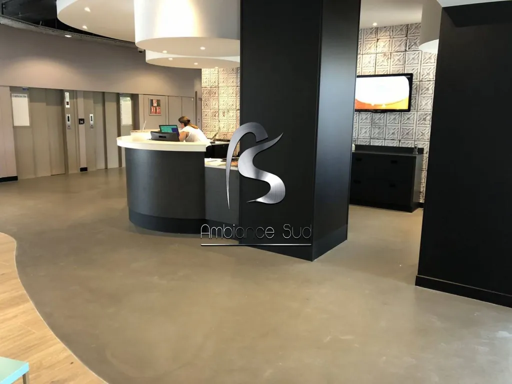 SOL DECORATIF BETON CIRE COULE POUR RESTAURANT A NICE