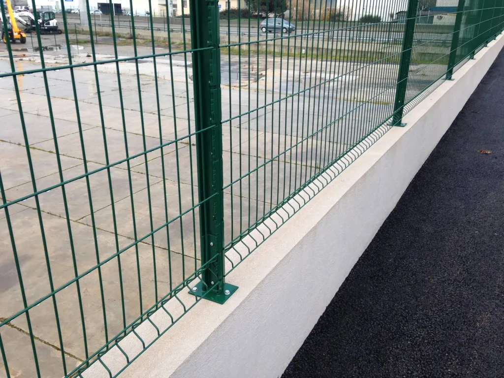 Clôture en panneaux soufés fixés sur platine