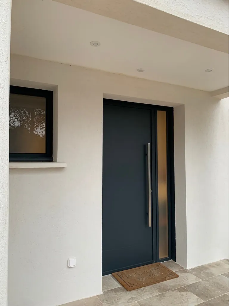 Porte d'entrée K-Line canopée situé à Martigues