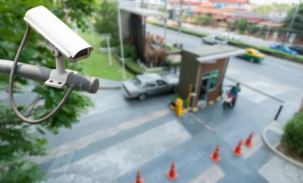 installation de caméra de vidéosurveillance motorisée pour portail d'entreprise salon de provence