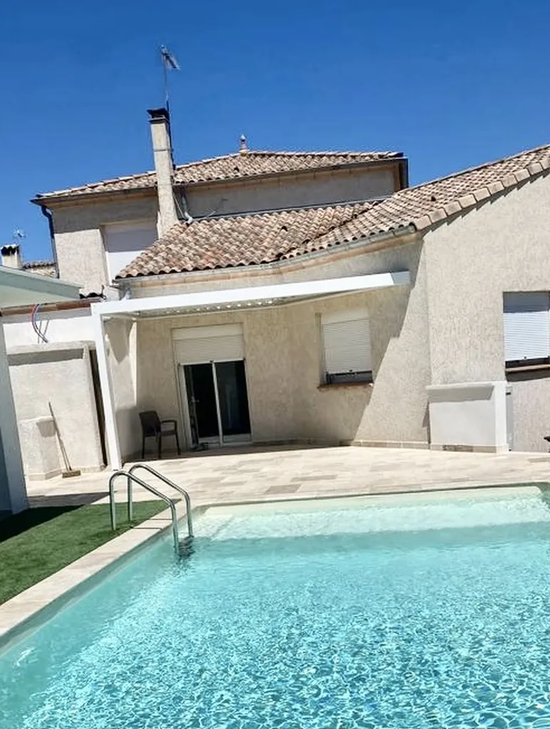 Pergola bioclimatique aluminium blanc fabrication française design moderne avec un poteau pour extérieur élégant durable