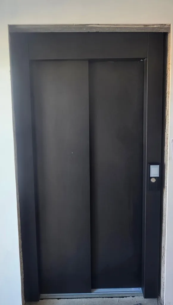 Portes télescopiques RAL noir sablé du plus bel effet, pour cet élévateur VIMEC ARIA dans un cabinet médical à Istres 