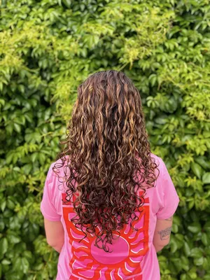 Illuminer vos boucles avec un balayage caramel adapté aux cheveux texturés et bouclés à Salon-de-Provence près de Rognac