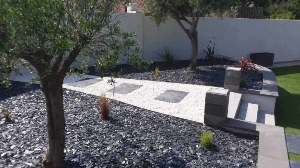 aménagement massif extérieur contemporain avec paillage mineral 