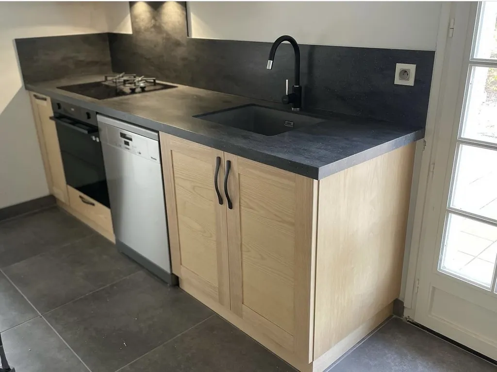 Mobilier bois sur mesure : conception, fabrication artisanale et pose par un menuisier spécialisé en agencement intérieur pour particuliers et professionnels à Toulouse