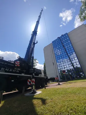 Location de grue mobile à Versailles : levage en hauteur le long d'un immeuble
