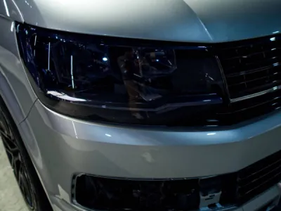 Ce Volkswagen Transporter T6 bénéficie d’un PPF film de protection XPEL, posé avec précision par Gloss Obsession pour une finition discrète et robuste.