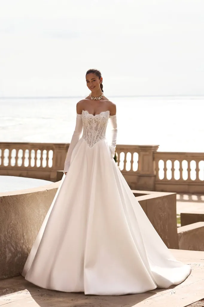 Robe de mariée princesse à Marseille avec bustier pointe en dentelle et jupe en satin mikado modèle BURVA collection 2027
