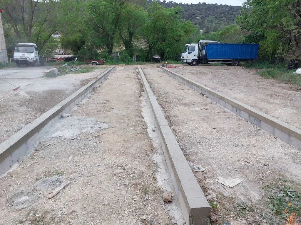 Création de longrines béton pour réceptionner des Algeco et viabilisation du site à St Paul lez Durance dans les Bouches du Rhône