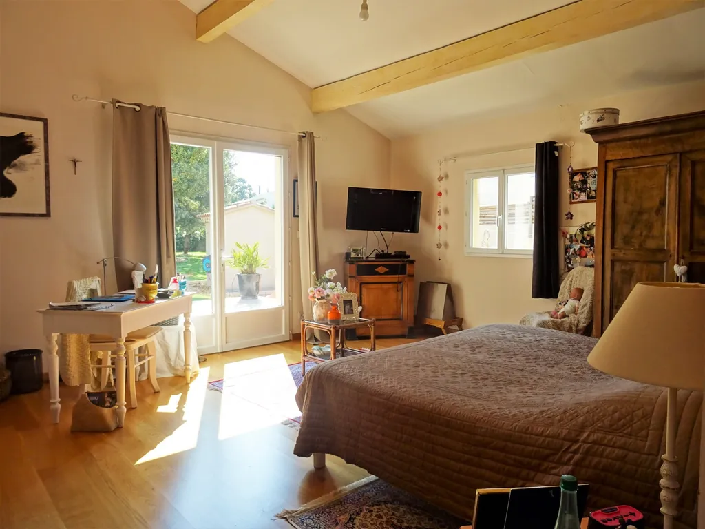 VILLENEUVE-LES-AVIGNON, maison contemporaine avec piscine et annexes dans quartier recherché   