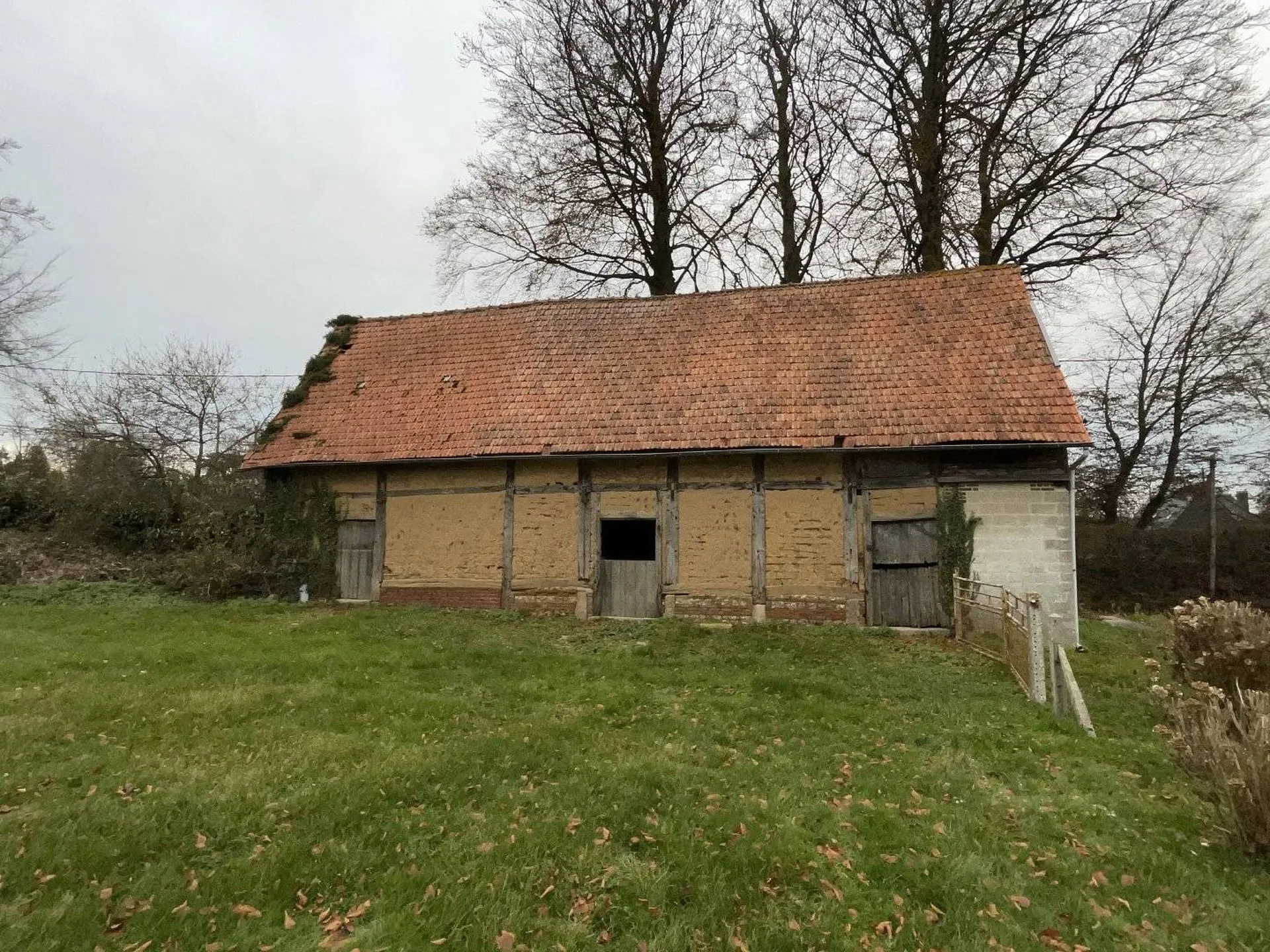 A vendre maison d'habitation d'une surface de 137,85 m² et de deux dépendances à colombages et briques.