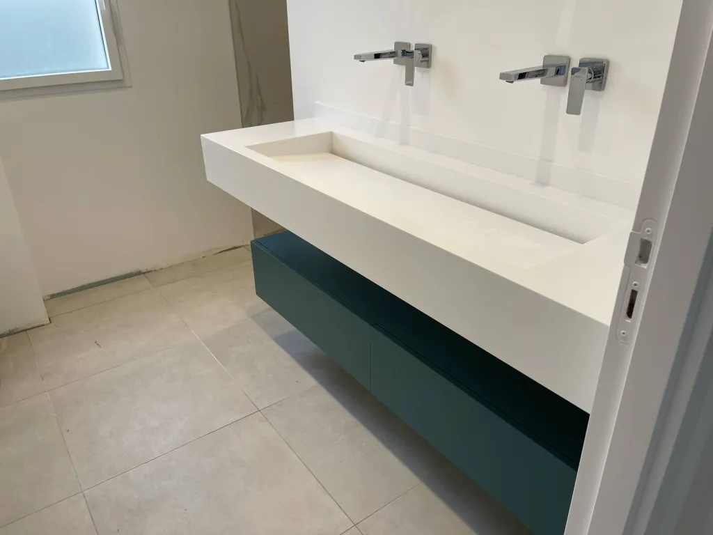 Fabrication et pose de vasques en CORIAN dans plusieurs salles de bain à BASSUSSARRY (64)