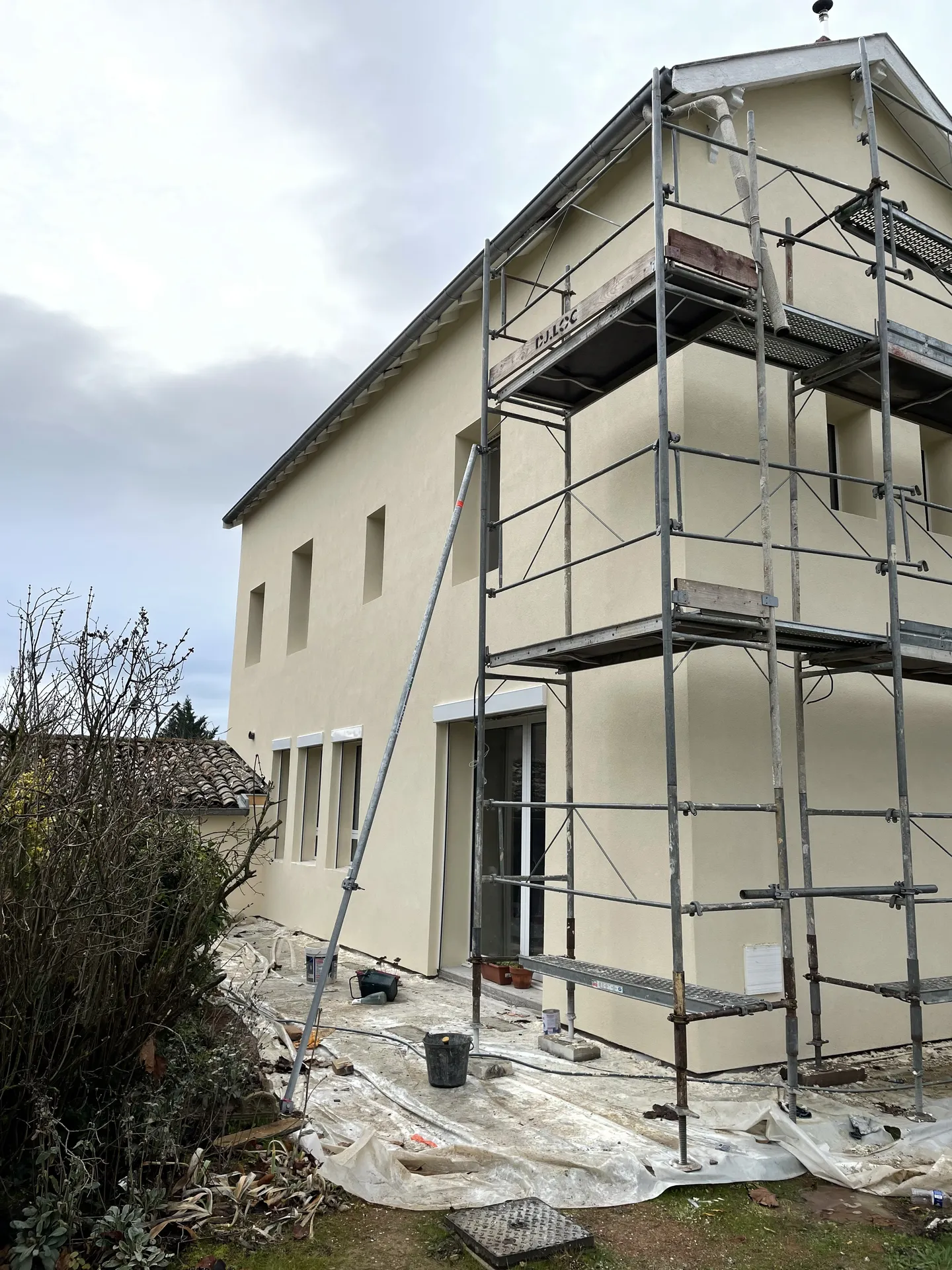 Application de l’enduit de finition lors d’un ravalement de façade pour améliorer l’esthétique et la protection du bâtiment après isolation extérieure