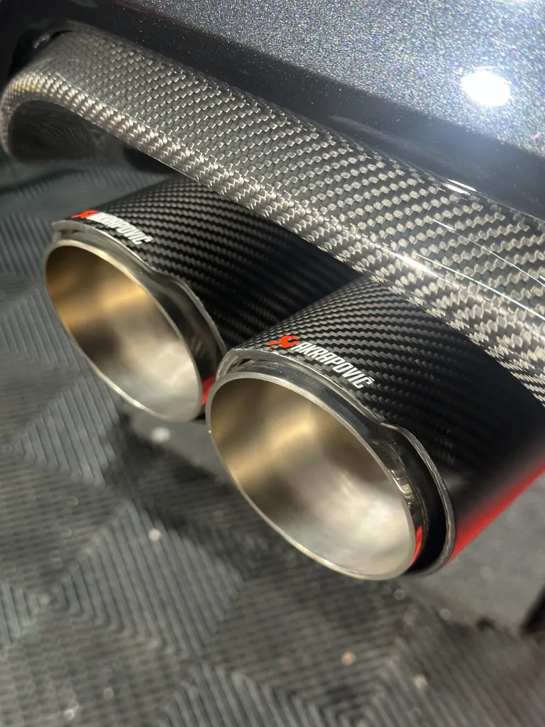 Detailing auto lyon spécialiste du traitement céramique et de la protection carrosserie sur BMW M2 voiture sportive