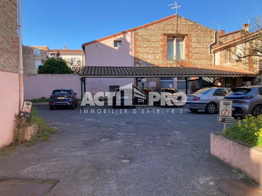 Local d'activité à vendre de 340 m² avec bureaux et stockage à Perpignan.