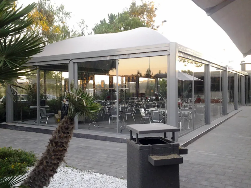 Installation de Pergola à toit fixe pour les restaurants, brasseries et plage