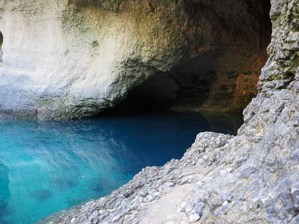 Source de la Sorgue à Fontaine du Vaucluse dans le Lubéron 