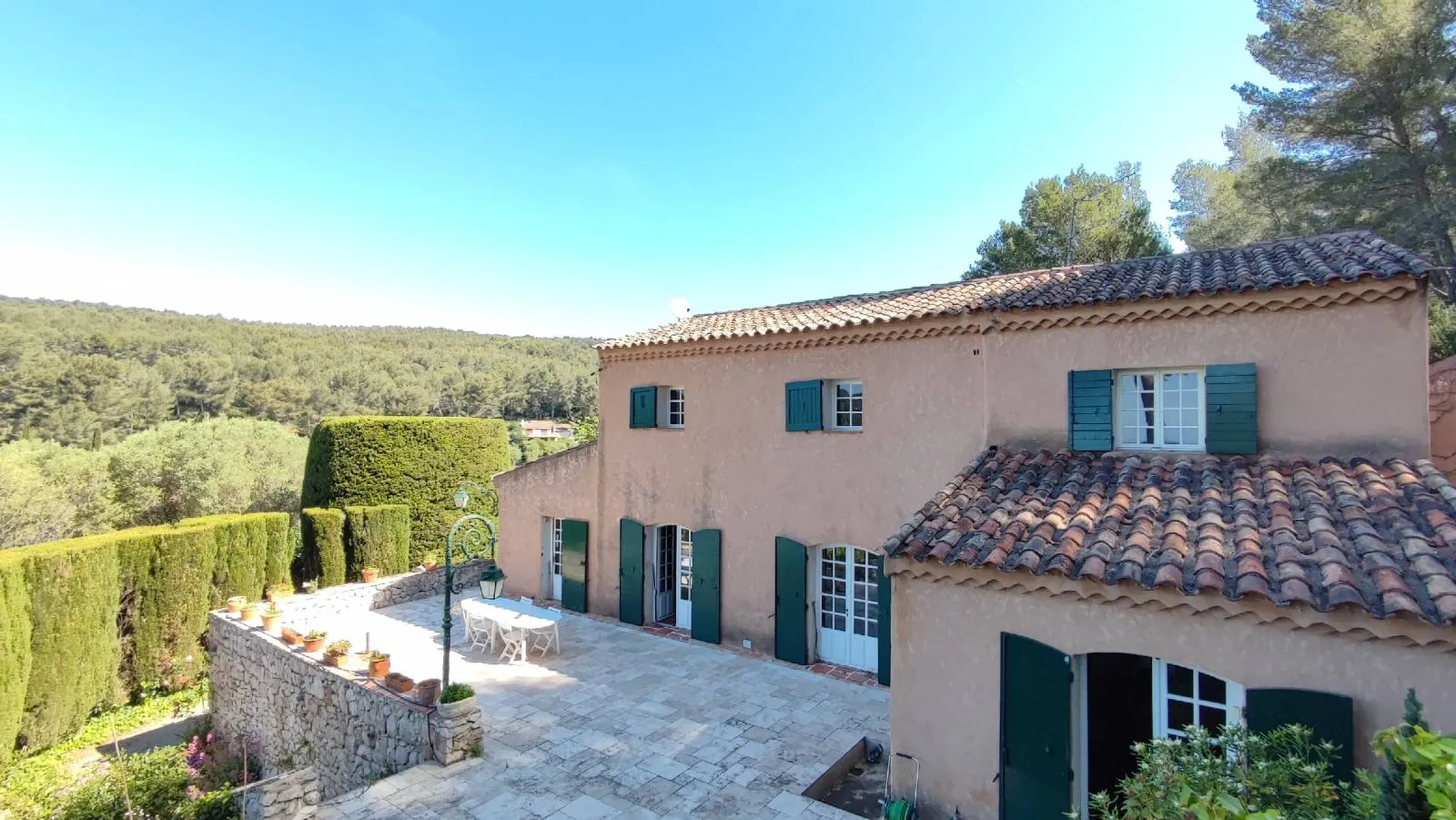 A vendre mas provençal   dans les vignes avec piscine, garage et vue exceptionnelle