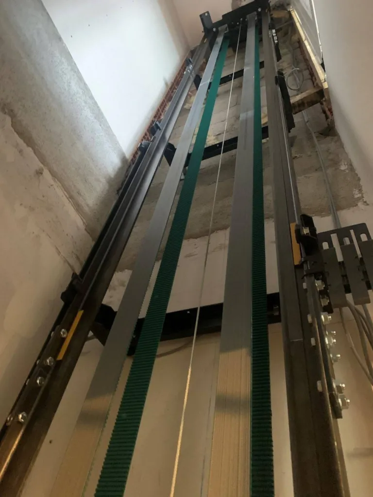 Ce que vous ne voyez jamais en montant dans la cabine de votre asceneur de maison VMEC E20, l'intérieur de la gaine et les secrets de montage que l'on soit à Carry le Rouet ou à Aix en Provence 