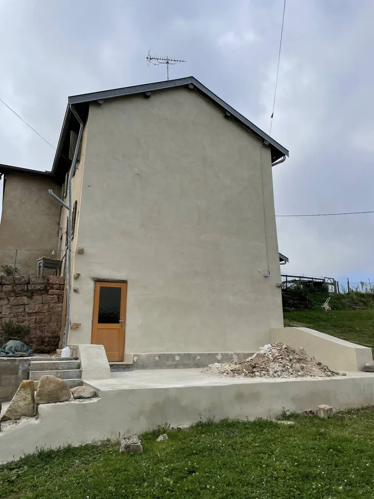 Rénovation d'une façade en pisé à Juliénas (69) dans le Beaujolais mur est 