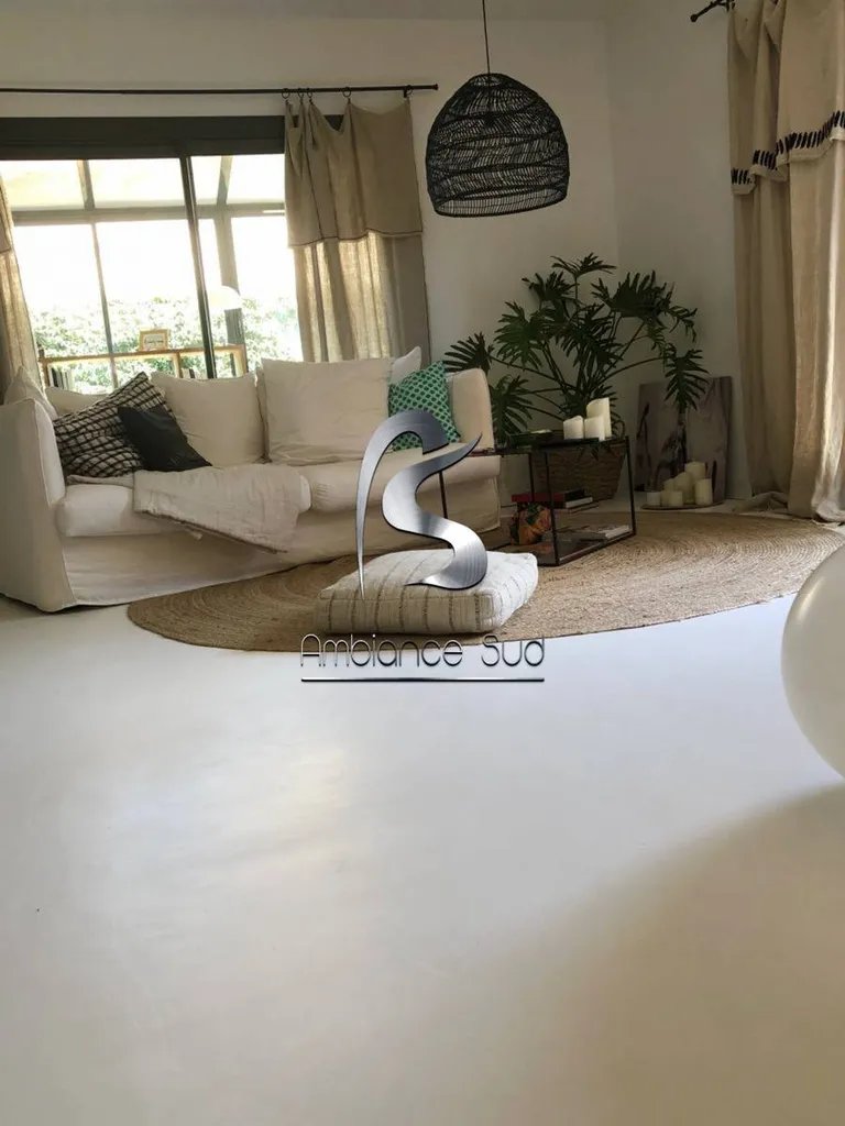 Tarif pose de béton ciré pour rénover un salon près de La Seyne-sur-Mer Var 83