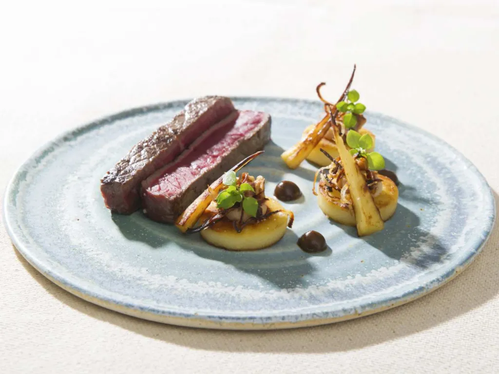 Reportage photographique culinaire à Lyon présentation de la recette sur assiette du chef Christophe Hay