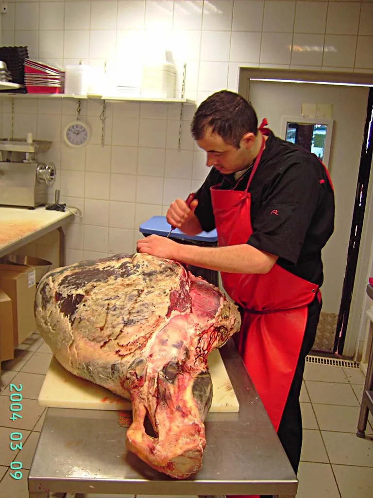 Découpe d'une cuisse de boeuf