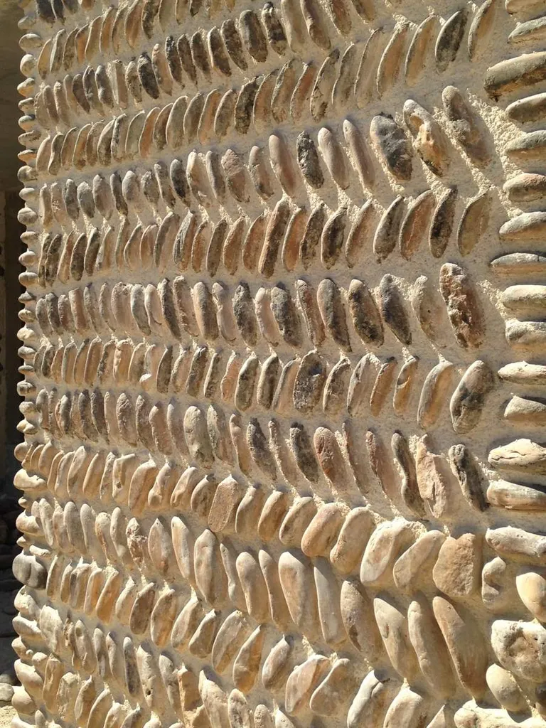 Détail habillage façade en galets de Crau à Saint-Martin-de-Crau