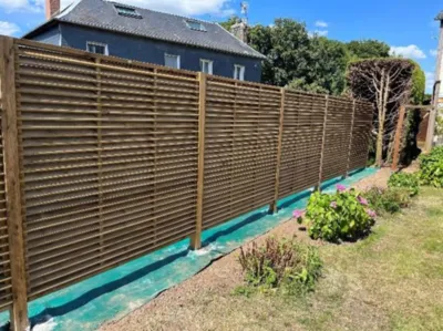 Arrachage de haie pour pose de clôture brise vue en bois par nos artisans paysagistes sur Etretat 76