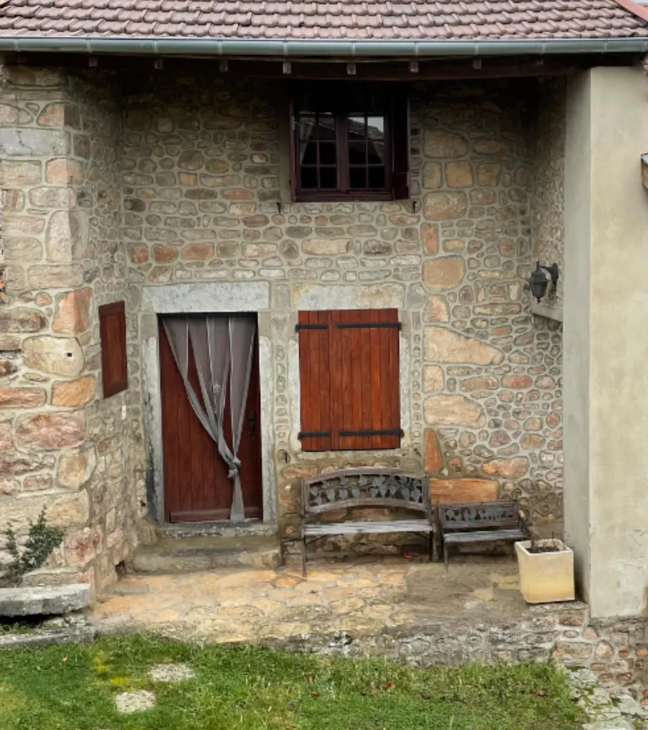 Porte d’entrée et fenêtre avant rénovation dans une maison en pierre à Beaujeu (Rhône 69) avec déperditions thermiques importantes