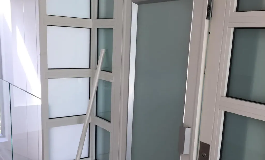 Protection contre la chaleur, la luminosité, la décoloration, l'effraction de vos bâtiments à Grasses