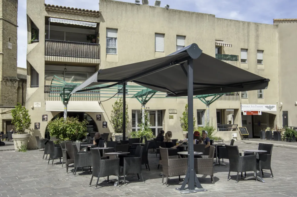 Installation d'un store double pente sur mesure pour la terrasse du FRENCH COFFEE SHOP à Salon de Provence