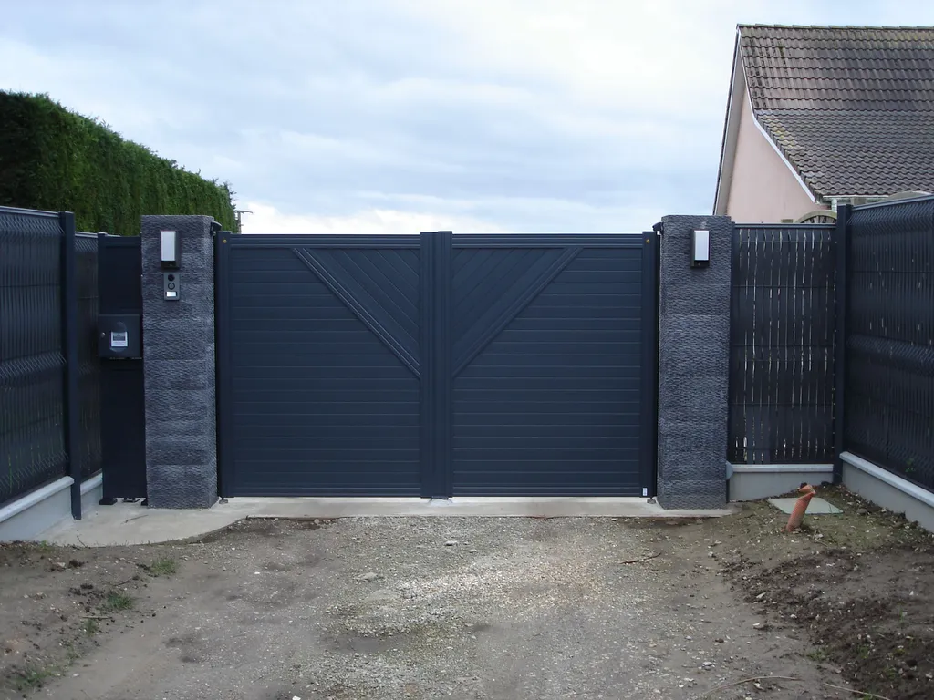 Installation de Portail Aluminium Battant Motorisé, un Modèle Sur-Mesure Design à Rouen en Seine-Maritime 76 et Sotteville-lès-Rouen