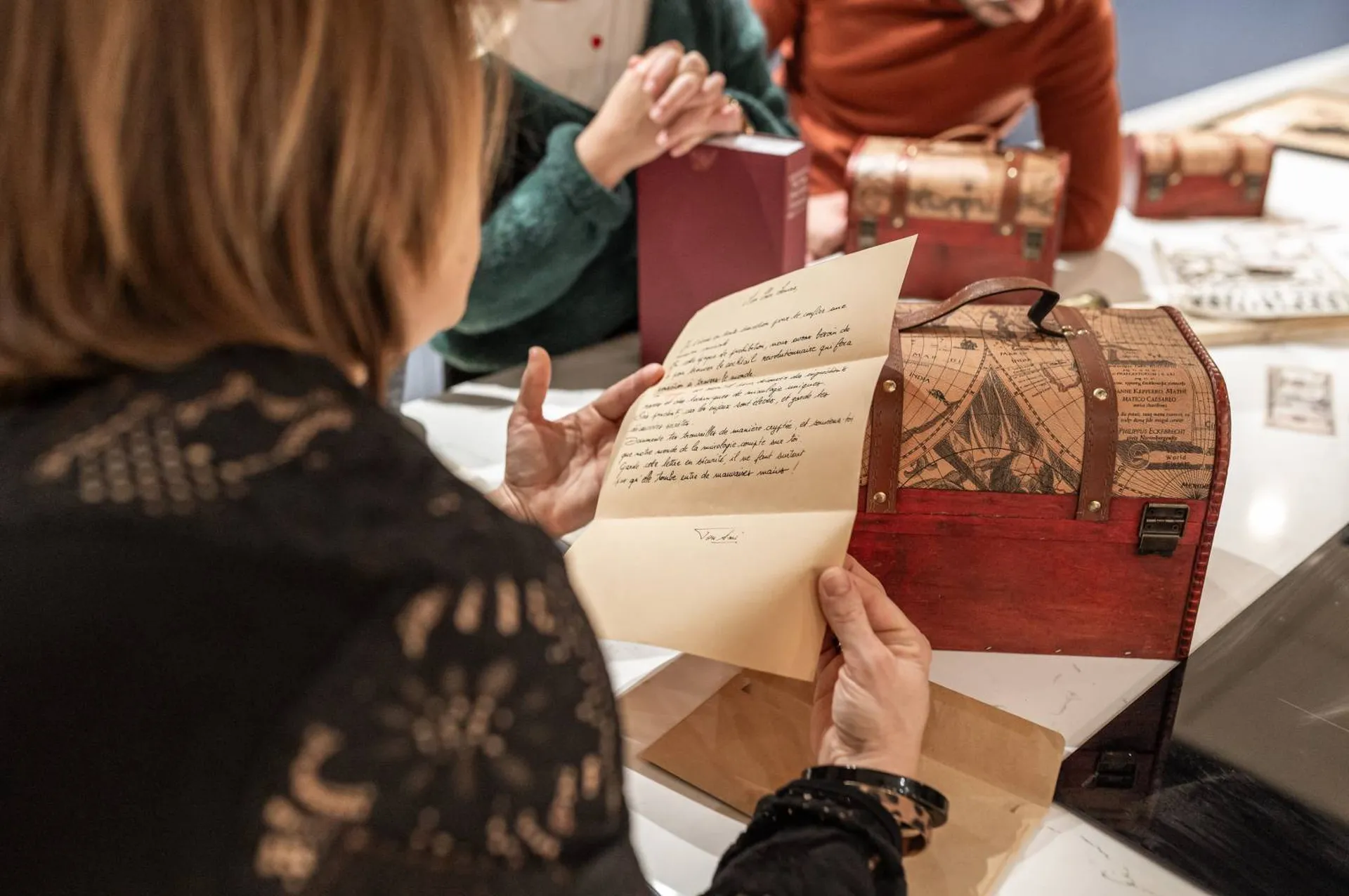 Team building à Lyon – Équipes en pleine résolution d’énigmes
