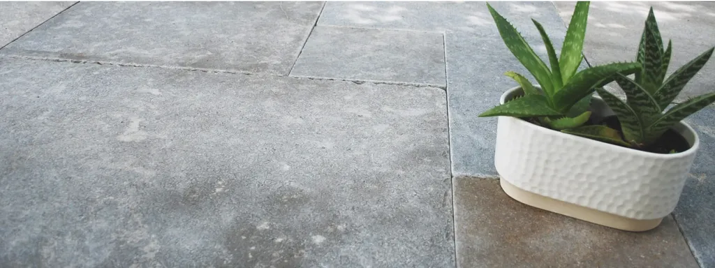 Cèdre Cendré – Marbre égyptien gris et brun pour sols et terrasses