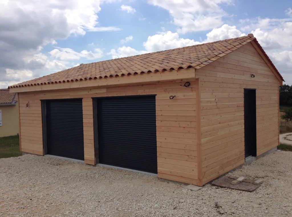 Réalisation d’un garage en bois isolé avec bardage vertical en Red Cedar à Mèze a coté de Sète