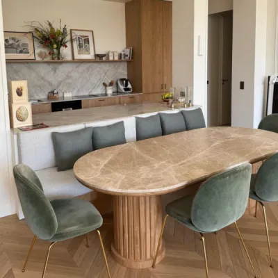 Élégance et raffinement avec une table en marbre beige poli